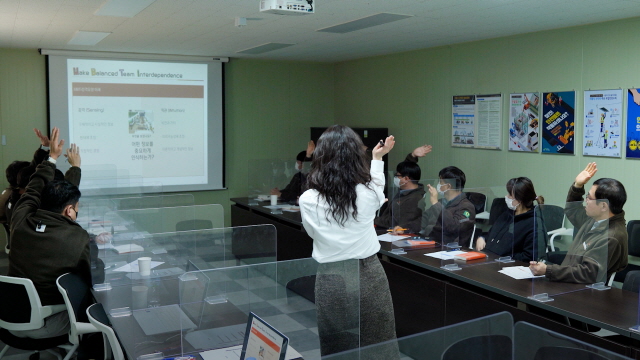 ▲ 한화 건설부문 임직원들이 사내 심리상담실 '라포레나' 프로그램에 참여하고 있다.ⓒ한화 건설부문