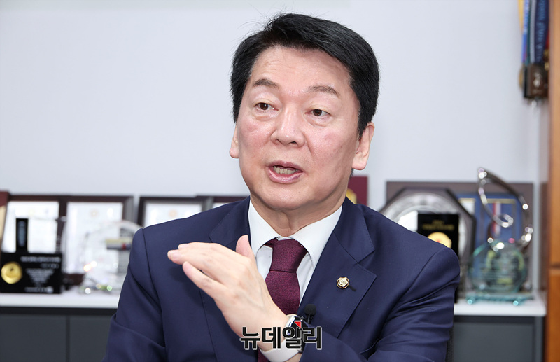 ▲ 제21대 대통령 선거 출마를 선언한 안철수 국민의힘 후보가 22일 오전 서울 여의도 국회의원회관에서 뉴데일리 취재진과 인터뷰를 하고 있다. ⓒ서성진 기자
