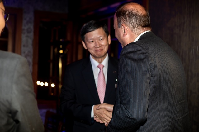 ▲ 원종규 코리안리 사장(사진 가운데)이 지난 3일(현지시간) 콜롬비아 보고타에서 현지 보험 관계자들을 만나 이야기를 나누고 있다.ⓒ코리안리재보험