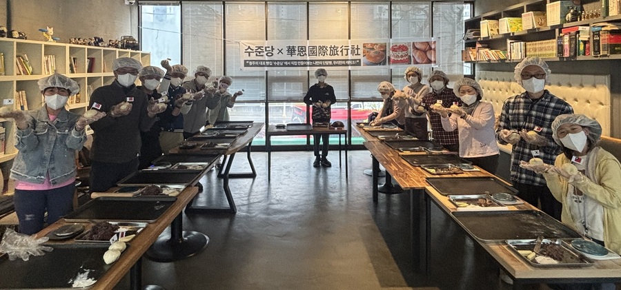 ▲ 지난 21일 청주공항으로 입국한 대만 관광객들이 청주에서 하루 숙박한 뒤 22일 빵만들기 등 참여형 체험을 하고 있다.ⓒ청주시
