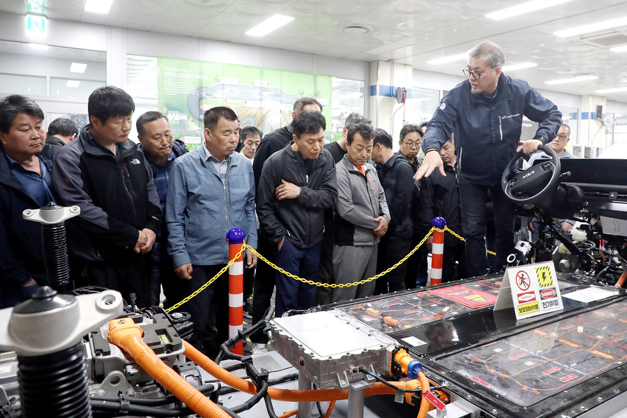 ▲ 스마트e자동차과 한승철 교수가 경상북도 자동차전문정비 종사자들을 대상으로 전기차 교육을 실시하고 있다.ⓒ영남이공대