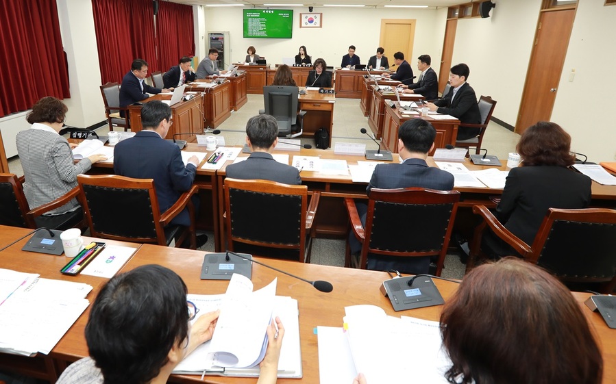 ▲ 충북도의회 행정문화위원회가 22일 제425회 임시회 제1차 회의를 열어 ‘충북도 청렴도 향상과 부패방지 기본조례안’등 회부 안건을 심사·의결했다.ⓒ충북도의회