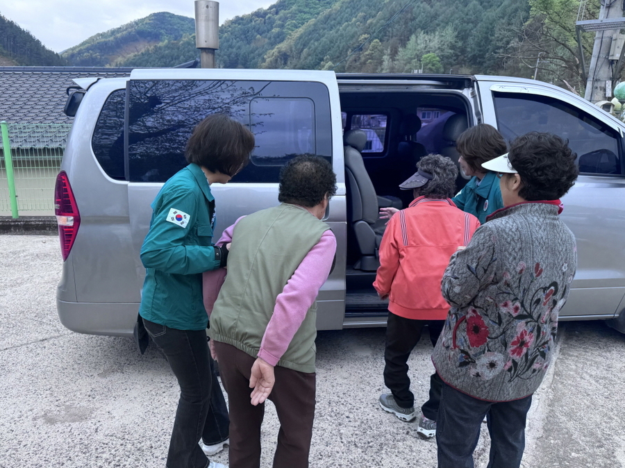 ▲ 주민들이 재난대피 명령에 따라 대피소로 이동하기 위해 차량에 탑승하고 있다ⓒ