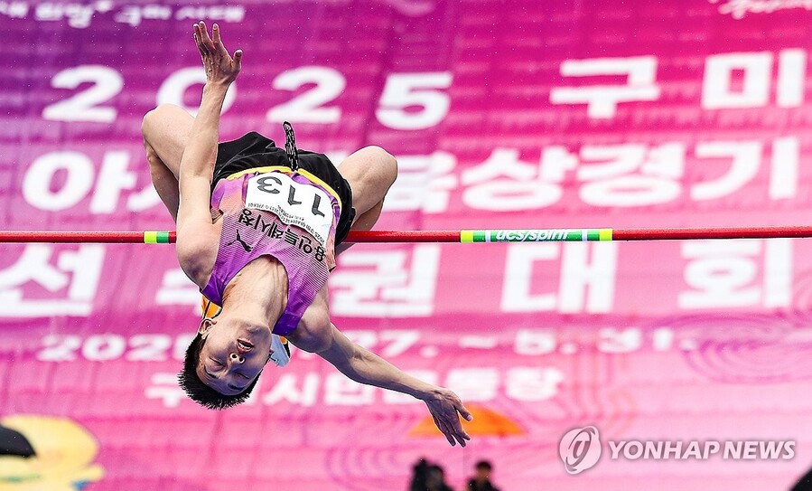 ▲ 우상혁이 구미 아시아육상경기선수권대회 최종 선발대회 남자 높이뛰기 결선에서 2ｍ30을 뛰며 우승을 차지했다.ⓒ연합뉴스 제공