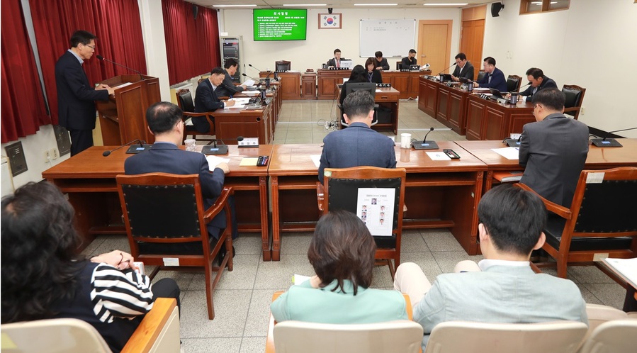 ▲ 충북도의회 건설환경소방위원회(위원장 이태훈, 괴산)는 22일 제425회 임시회 제1차 회의를 열고 의원발의 조례안, 예비비 지출내역 보고, 충북형 더클래식(청년주택) 사업계획 등 7건의 안건을 심사했다.ⓒ충북도의회