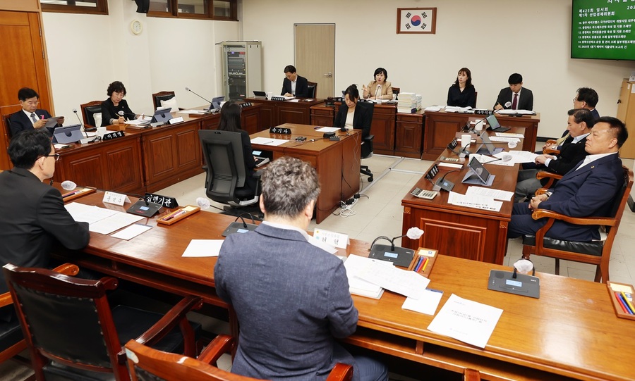▲ 충북도의회 산업경제위원회가 22일 제425회 임시회 제1차 위원회를 열어 15건의 안건을 의결하고 있다.ⓒ충북도의회