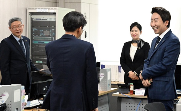 ▲ 임채성 세종시의회 의장이 22일 2024회계연도 결산검사장을 방문해 검사위원들을 격려하고 있다.ⓒ세종시의회