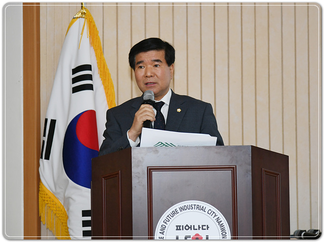 ▲ ⓒ김영태 남원시의장이 토론 발제자로 나서 발표하고 있는 모습.김성수 기자