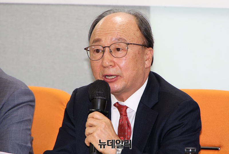 ▲ 구종상 미디어미래비전포럼 상임대표가 22일 오전 서울 여의도 산림비전센터 열림홀에서 열린 '21대 대선 보도 감시단 출범식'에서 성명서를 발표하고 있다. ⓒ서성진 기자