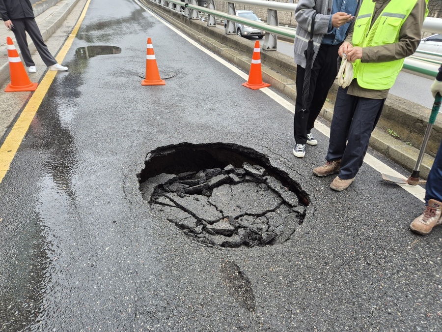 ▲ 22일 발생한 창신동 땅꺼짐 현장 ⓒ연합뉴스