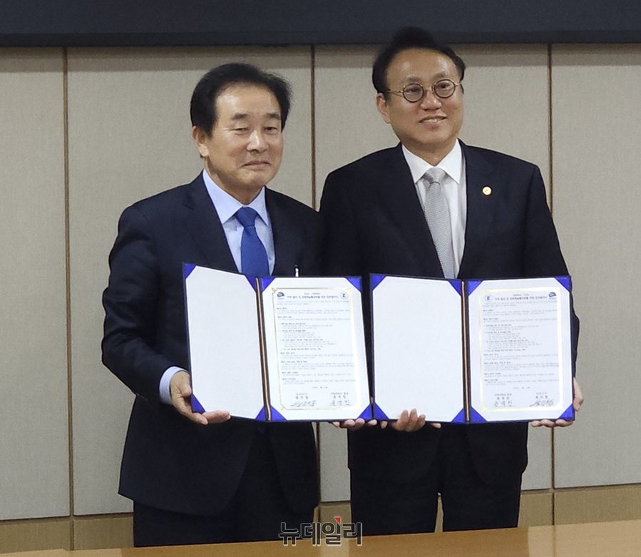 ▲ 진천군과 서원대학교는 22일 서원대에서 ‘지역 발전과 문화예술 활성화를 위한 업무협약(MOU)’을 체결했다.ⓒ김정원 기자