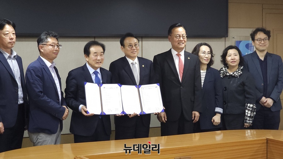 ▲ 송기섭 진천군수와 손석민 서원대 총장이 22일 서원대에서 ‘지역 발전과 문화예술 활성화를 위한 업무협약(MOU)’을 체결한 뒤 관계자들과 기념촬영을 하고 있다ⓒ김정원 기자