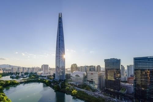 ▲ 롯데월드타워 전경ⓒ롯데지주