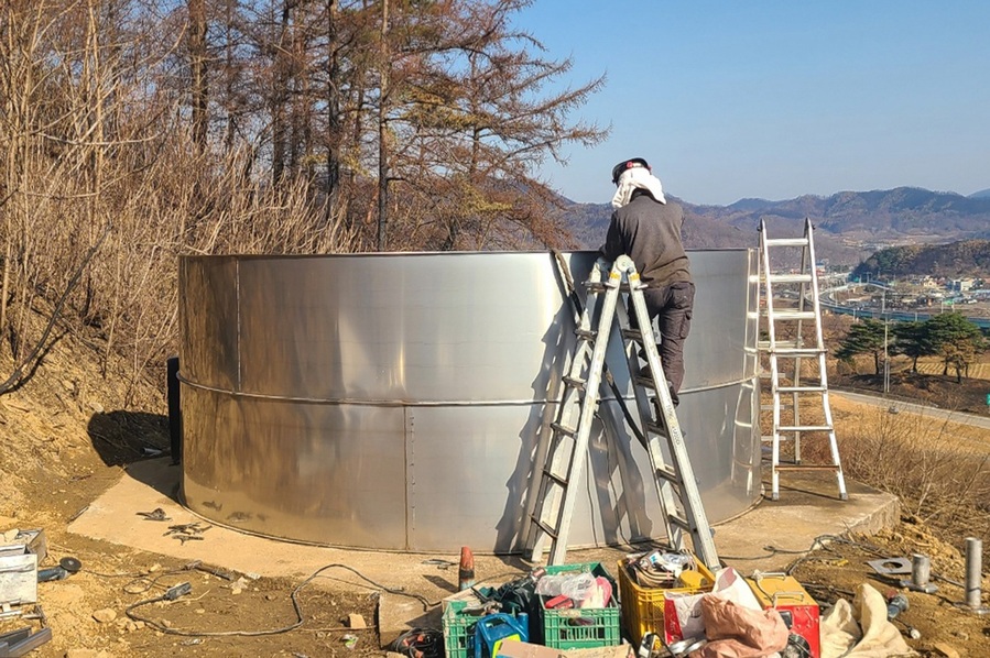 ▲ 청송군(군수 윤경희)은 지난 3월 21일 울산·경북·경남 산불로 인해 농업생산기반시설에 큰 피해가 발생함에 따라, 안정적인 농업용수 공급을 위한 복구 작업을 본격적으로 추진한다.ⓒ청송군