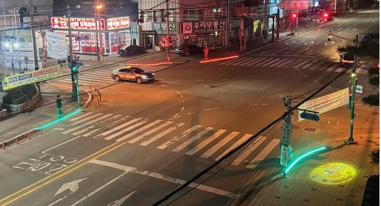 ▲ 음성군은 교통사고를 예방하고 주민들의 안전한 보행환경을 조성하기 위해 스마트횡단보도를 조성했다.ⓒ음성군