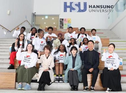 ▲ 한성대를 방문한 미국 데모크라시 프렙고 학생들이 기념사진을 촬영하고 있다.ⓒ한성대