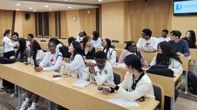 ▲ 한성대 재학생들과 미국 데모크라시 프렙 고등학교 학생들의 프로그램 참여 모습.ⓒ한성대