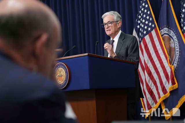 ▲ 제롬 파월 미국 연방준비제도(Fed, 연준) 의장이 워싱턴 D.C. 연준 청사에서 연방공개시장위원회(FOMC) 회의 후 기자회견 하고 있다. 250319 AP/뉴시스. ⓒ뉴시스
