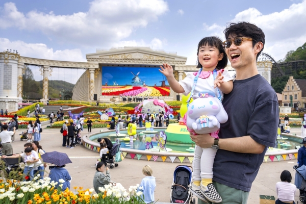 ▲ 포시즌스가든에서 시나모롤 팝콘통을 메고 있는 딸과 아빠ⓒ에버랜드