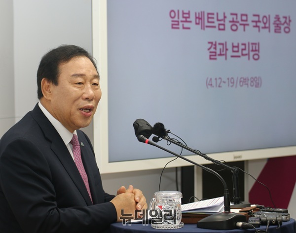 ▲ 최민호 세종시장이 23일 정음실에서 브리핑을 통해 최근 일본과 베트남을 방문한 국외 출장 성과를 발표하고 있다.ⓒ이길표 기자