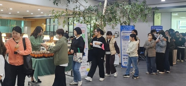 ▲ 학생들이 지난 21일 학술정보관 내 북카페에서 열린 1학기 중간고사 맞이 격려행사를 이용하고 있다.ⓒ포항대