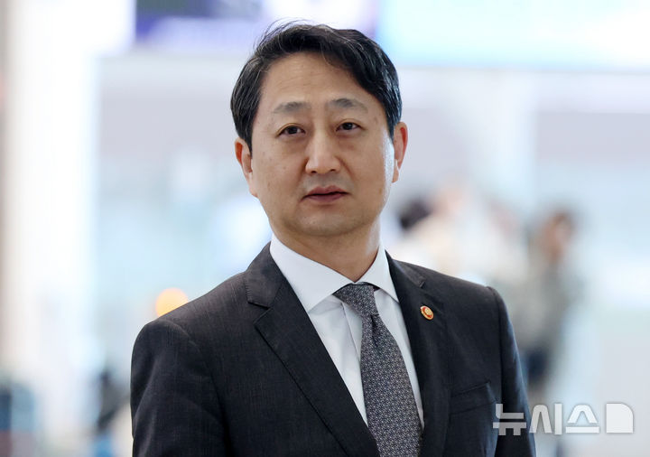 ▲ 안덕근 산업통상자원부 장관이 23일 오전 인천국제공항 제2여객터미널을 통해 미국 워싱턴D.C.로 출국하고 있다.ⓒ뉴시스