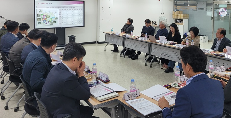 ▲ 세종시가 지난 22일 시의회 크린넷 특별위원회, 행복청, LH, 입주자대표연합회 등이 참석한 가운데 기술진단 용역 착수보고회를 하고 있다.ⓒ세종시