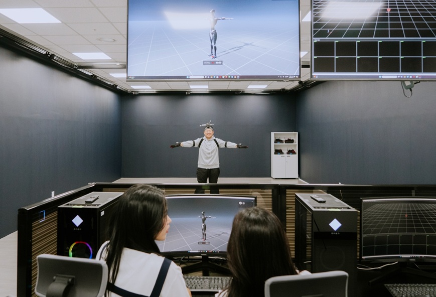 ▲ 단국대 학생들이 바이오헬스플래닛에서 AI·로봇·IoT 기술을 활용한 체험을 진행하고 있다.ⓒ단국대