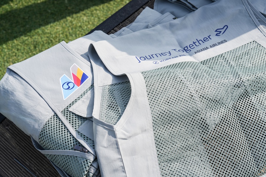 ▲ 대한항공과 아시아나항공의 합동 봉사활동 기념 조끼 모습.ⓒ 대한항공