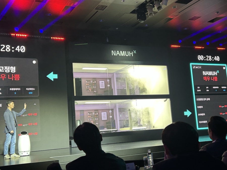 ▲ 정한종 본부장이 직접 A1 제품과 함께 등장해 나무엑스의 웰니스 로봇의 주요 기능을 직접 선보였다. ⓒ이보현 기자