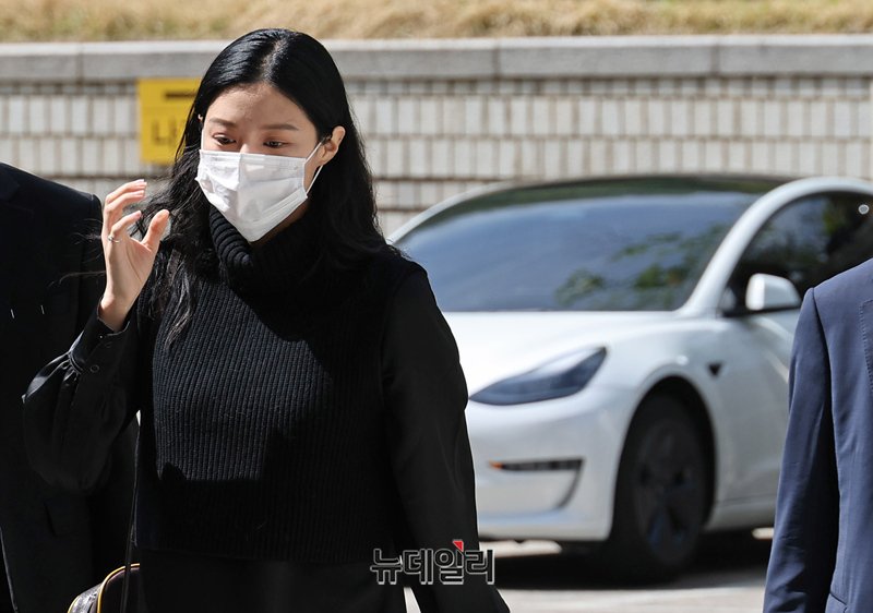 ▲ '입시 비리 혐의'로 기소돼 1심에서 벌금형을 선고받은 조국 전 조국혁신당 대표의 딸 조민씨가 23일 오후 서울 서초구 서울중앙지방법원에서 열린 항소심 선고공판에 출석하고 있다. ⓒ정상윤 기자