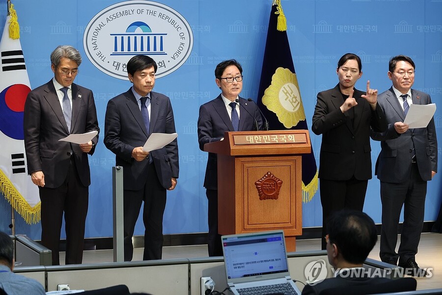 ▲ 더불어민주당 소속 국회 법제사법위원회 위원들이 23일 서울 여의도 국회 소통관에서 이재명 대선 예비후보의 공직선거법 사건의 대법원 전원합의체 심리와 관련해 입장을 밝히고 있다. ⓒ연합뉴스