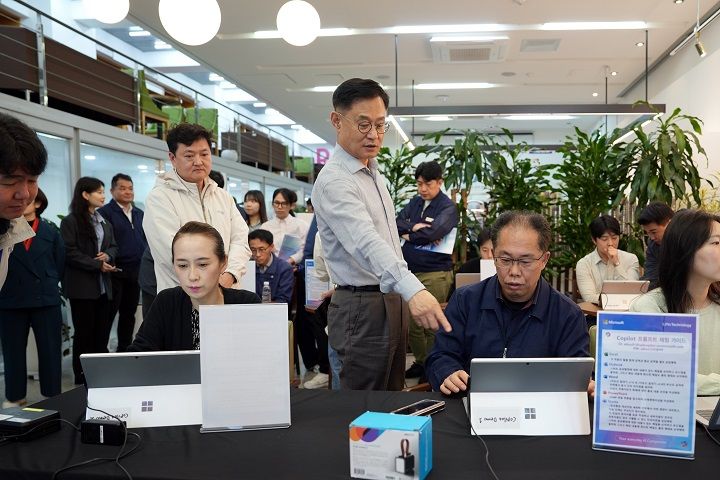▲ 이종국 에스알 대표이사는 지난 22일 서울 강남구 본사 사옥에서 마이크로소프트(Microsoft)와 함께 ‘AI DAY’에 참석해 임직원과 인공지능(AI) 기술을 직접 체험하고 있다. ⓒSR