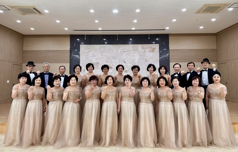 ▲ 아람나래시니어합창단은 2024년 대구문예진흥원 공모사업에 선정돼 결성된 시니어 혼성 합창단으로 지난 해 ‘창단연주회’를 치르며  큰 환호와 호응을 받으며 지역의 반향을 일으킨 혼성시니어합창단이다.ⓒ군위 아람나래시니어합창단