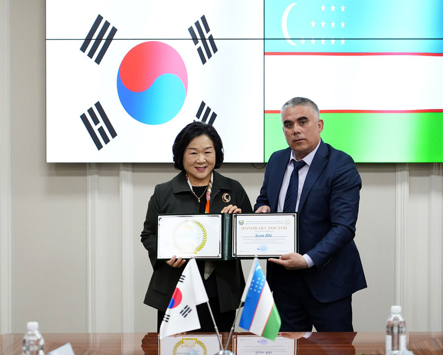 ▲ 신일희 계명대학교 총장이 지난 4월 22일 오전 10시 우즈베키스탄 국립체육대학교에서 열린 명예박사 학위 수여식에서 명예박사 학위를 받았다.ⓒ계명대