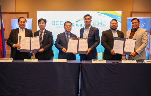 ▲ 윤석대 한국수자원공사 사장(왼쪽 세 번째)이 지난 22일 필리핀 클락에서 기지전환개발청(BCDA)과 그 산하 자회사인 존헤이관리공사(JHMC)와 업무협약을 체결한 뒤 기념사진을 촬영하고 있다. ⓒ수자원공사