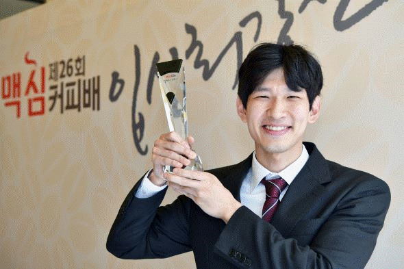 ▲ 신진서 9단을 꺾고 맥심커피배 우승을 차지한 이지현 9단이 시상식에서 우승 트로피를 들고 웃고 있다.ⓒ한국기원 제공