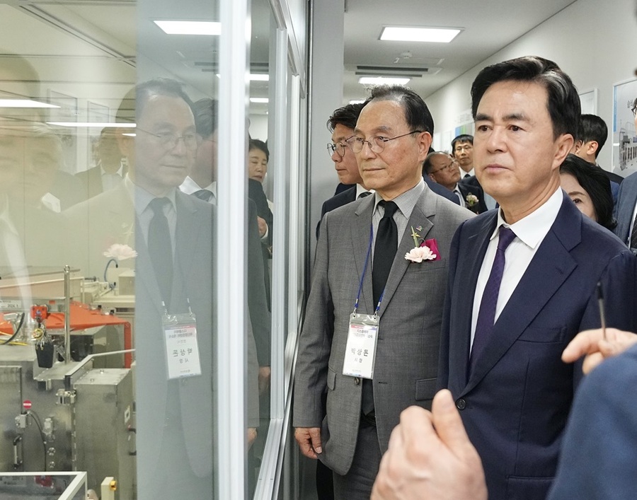 ▲ 김태흠 충남도지사가 충남테크노파크에 들어선‘디스플레이 혁신공정센터’를 둘러보고 있다.ⓒ충남도