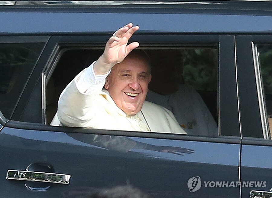 ▲ 프란치스코 교황이 지난 2014년 8월 한국을 방문하던 중 한국산 소형 차량으로 이동하며 시민들에게 인사하고 있다.ⓒ연합뉴스
