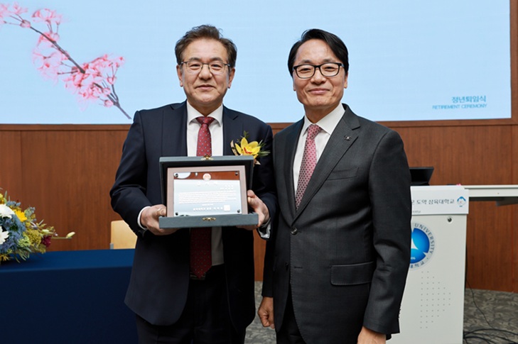 ▲ 지난 2월 24일 교내 국제교육관 장근청홀에서 열린 정년퇴임식에서 제해종 총장(오른쪽)이 강진양 교수에게 감사패를 전달한 후 기념사진을 찍고 있다.ⓒ삼육대