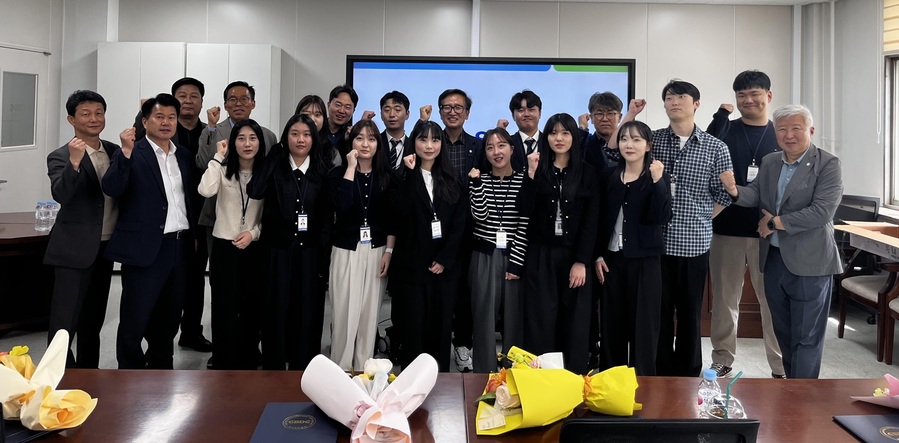 ▲ 충북개발공사 체험형 인턴을 확대했다. 진상화 사장이 간부들과 함께 체험형 인턴과 파이팅을 하고 있다.ⓒ충북개발공사