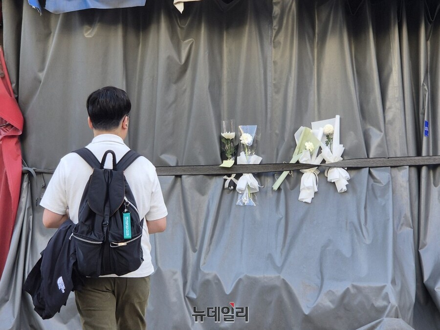 ▲ 흉기 난동으로 1명이 숨지고 다른 한 명이 크게 다치는 사건이 발생한 서울 강북구 지하철 4호선 미아역 인근 마트 현장에 23일 시민이 놓고 간 국화꽃들이 놓여있다. ⓒ뉴데일리 DB
