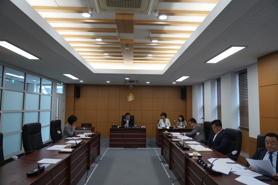 ▲ 영천시의회(의장 김선태)는 지난 22일 행정문화복지위원회 회의실에서 2025년도 의원연구단체 등록 및 활동계획에 대한 심의를 위해 의원연구단체 심의위원회를 개최했다.ⓒ영천시의회
