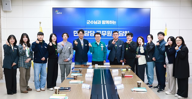 ▲ 울진군은 지난 22일 군수접견실에서 ‘군수님과 함께하는 민원담당공무원 간담회’를 개최했다.ⓒ울진군