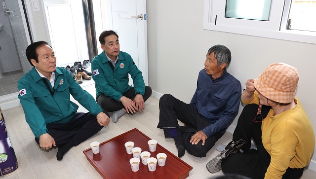 ▲ 김주수 군수가 최근 발생한 대형 산불로 삶의 터전을 잃은 이재민들이 첫 입주한 임시주택을 방문했다.ⓒ의성군