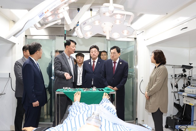 ▲ 23일 경주시 황성공원에 설치된 이동형 병원 현장을 방문한 주낙영(우측 두 번째) 경주시장과 이동협(우측 세 번째) 경주시의장이 CT 장비와 응급실 모듈 등을 둘러보고 있다.ⓒ경주시