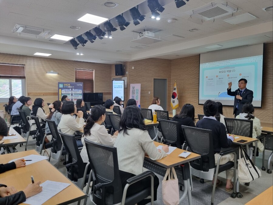 ▲ 이환규 광명시 빛가온초등학교 수석교사가 23일 실시된 완주교육지원청의  학부모 특강을 진행하고 있다. ⓒ완주교육지원청 제공