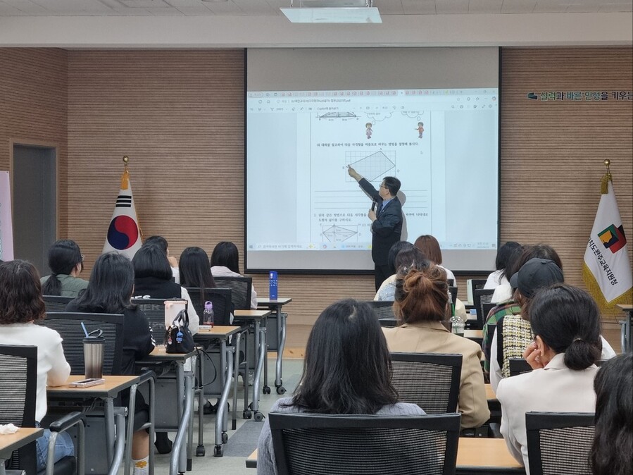 ▲ 이환규 광명시 빛가온초등학교 수석교사가 23일 실시된 완주교육지원청의  학부모 특강을 진행하고 있다. ⓒ완주교육지원청 제공