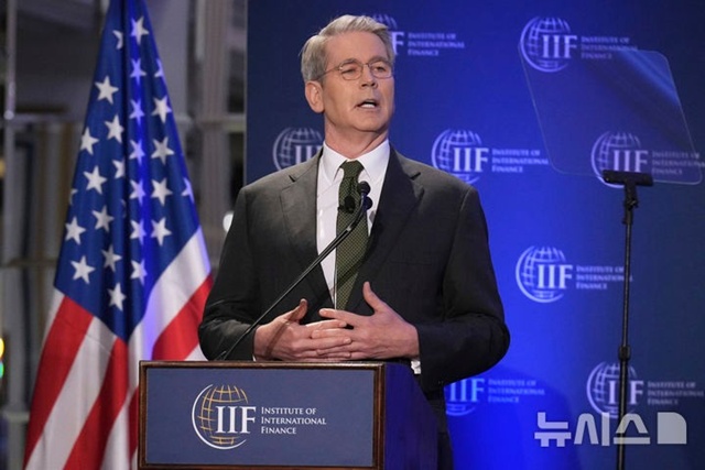 ▲ 스콧 베센트 미국 재무부 장관이 워싱턴 D.C.에서 열린 국제금융연구소(IIF) 주최 행사에서 연설하고 있다. 250423 AP/뉴시스. ⓒ뉴시스
