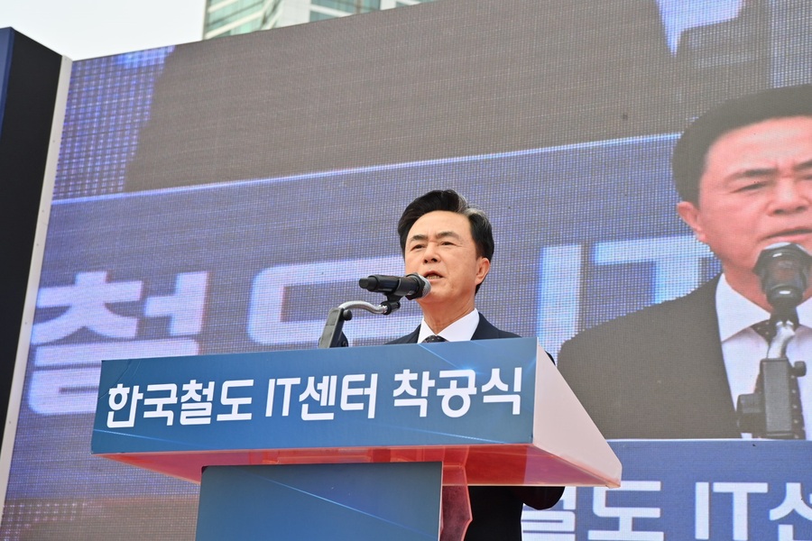 ▲ 김태흠 충남도지사는 24일 오후 아산시 배방읍 장재리 부지에서 한국철도공사의 철도 IT운영센터 착공식에 참석해 인사말을 하고 있다. ⓒ충남도